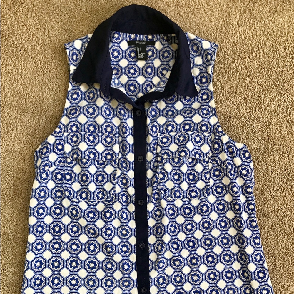 Classic blue & white patterned top 🦋